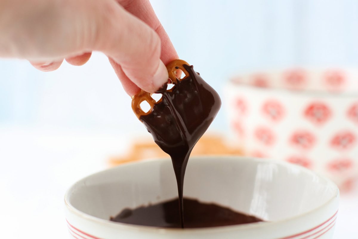dipping pretzels in chocolate