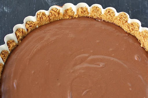 putting chocolate filling in graham cracker crust