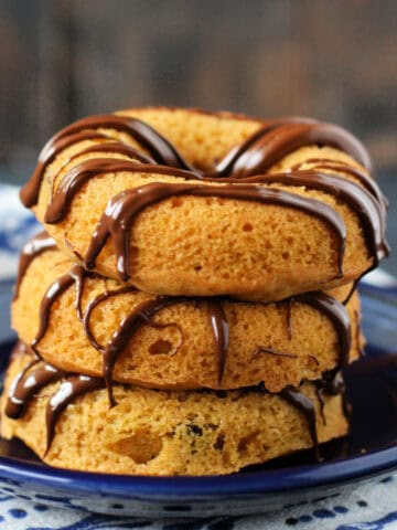 easy vegan pumpkin chocolate chip donuts