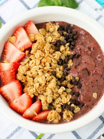 dairy free smoothie bowl with toppings